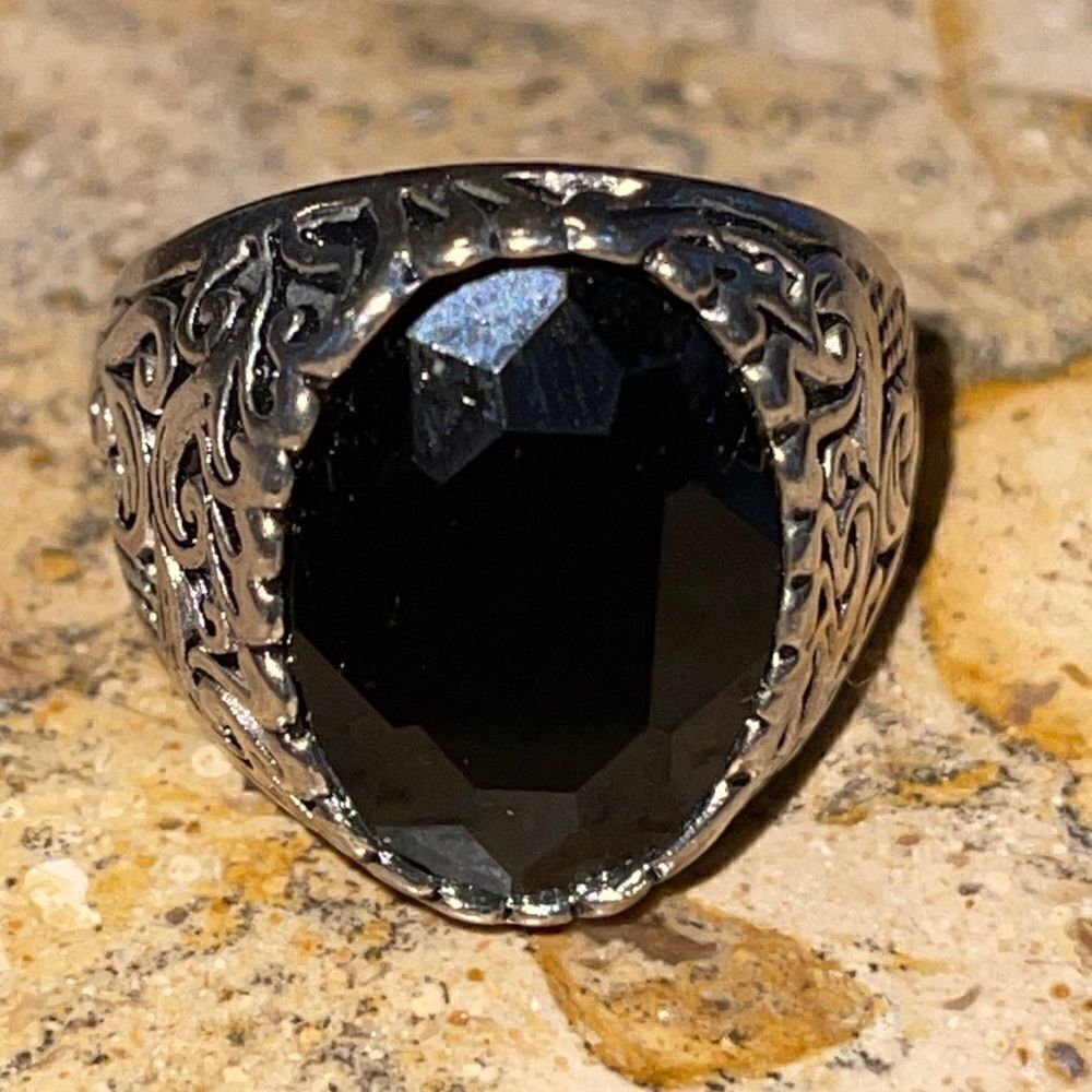 Costume jewelry silver tone ring size 9.5 with black oval acrylic center stone